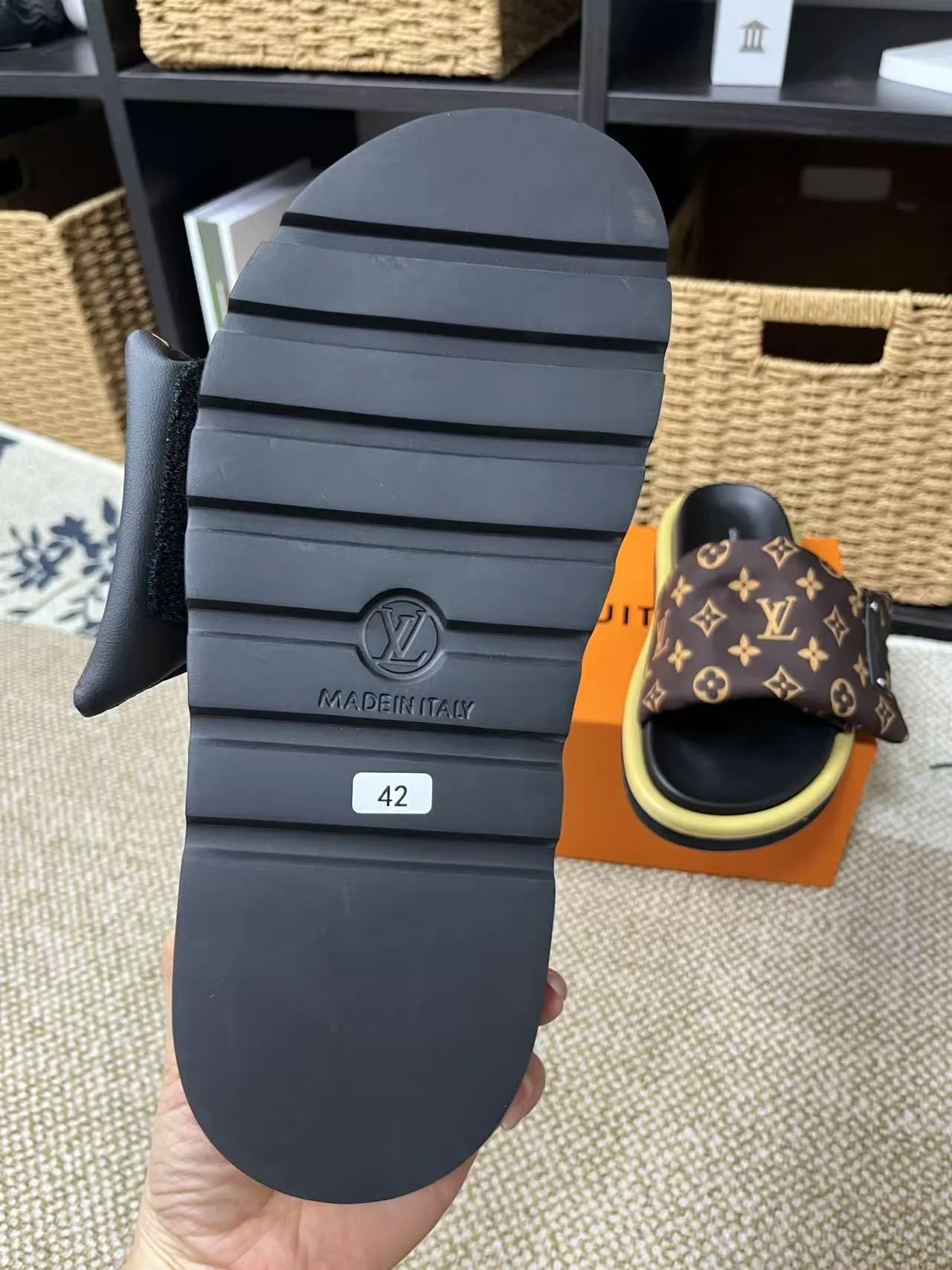 P340 yuan LV Louis Vuitton Full of high-end feel! A popular model among bloggers at home and abroad, it’s retro and fashionable, and looks stunning on your feet! Mainly recommended model on the official website★ ━━━━━ ЅᏇєєt ━━━━━ ▪️Upper: original calfskin ➕5D printing process ▪️Inner: imported mixed sheepskin ▪️Outsole: original molded foam outsole ▪️Size: Female 35-40 Men's 39-44 (women's 41 men's 45)